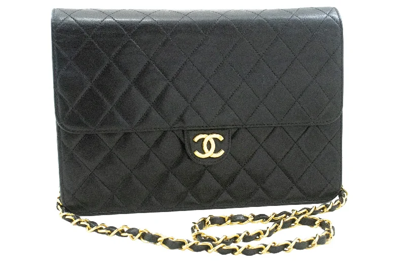 Handle bags with retro logos for charm -Chanel  Leather Shoulder Bag (Pre-Owned)