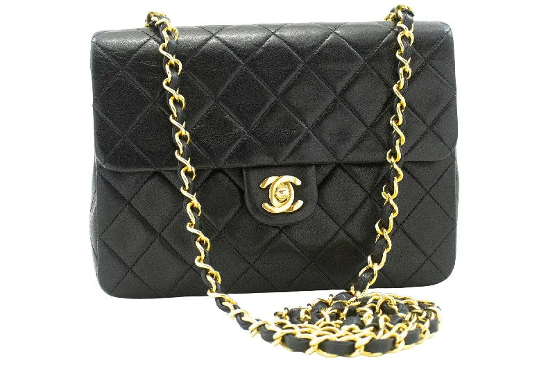 Handle bags with soft velvet for luxury -Chanel  Leather Shoulder Bag (Pre-Owned)