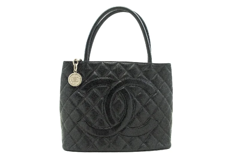 Handle bags with durable hemp for sustainability -Chanel  Leather Shoulder Bag (Pre-Owned)