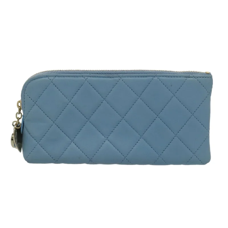 Handle bags with lightweight nylon for ease -Chanel  Leather Clutch Bag (Pre-Owned)